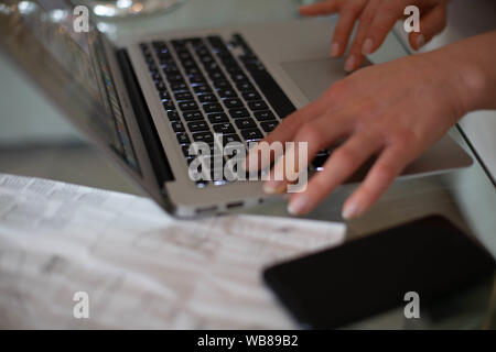 Laptop, Computer, Desktop-PC, der menschlichen Hand, Büro Soft Focus Bild Stockfoto