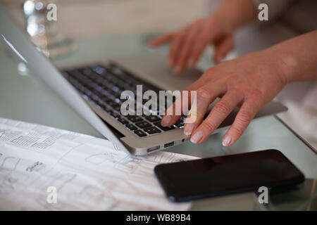 Laptop, Computer, Desktop-PC, der menschlichen Hand, Büro Soft Focus Bild Stockfoto