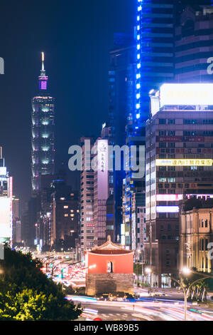 Taipei, Taiwan - 11.August 2019: Luftbild Panorama über Downtown Taipei mit Taipei 101 Wolkenkratzer, der Hauptstadt von Taiwan Stockfoto