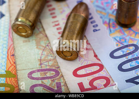 Dirty afrikanischen Geld zusammen mit Kugeln kriminelle Aktivitäten, Pula, Rand Stockfoto