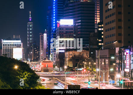 Taipei, Taiwan - 11.August 2019: Luftbild Panorama über Downtown Taipei mit Taipei 101 Wolkenkratzer, der Hauptstadt von Taiwan Stockfoto