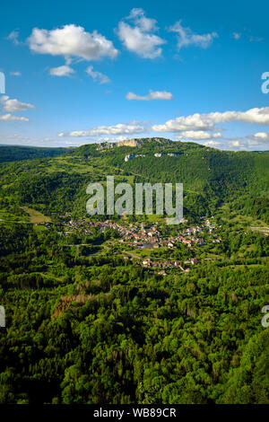 Die obere Loue-tal Kalksteinlandschaft und Mouthier-Haute-Pierre Dorf gesehen von der Point de Vue du Moine in Renedale Doubs Frankreich Stockfoto