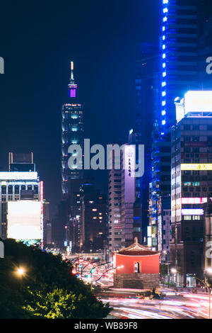 Taipei, Taiwan - 11.August 2019: Luftbild Panorama über Downtown Taipei mit Taipei 101 Wolkenkratzer, der Hauptstadt von Taiwan Stockfoto