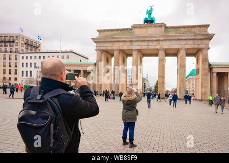 Die Leute, die Foto von Brandenburger Tor in Berlin in Deutschland in Europa im Winter. Brandenburger Tor, Panorama der Deutschen europäischen Stadtmauer im Dezember Stockfoto