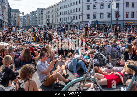 Rosenthaler Platz, Mitte, Berlin, Deutschland. 25. August 2019. Die Rechte der Tiere Protest gegen Rodenthaler Platz bringt den Verkehr zum Erliegen. Banner - tragende Demonstranten marschierten durch das Zentrum von Berlin und legte sich am Rosenthaler Platz in eine stille Demo. Credit: Eden Breitz/Alamy Stockfoto