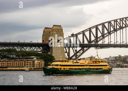 Sydney, Australien - 2019. Sydney Harbour Bridge vom Circular Quay Bahnhof, (mit pendler Fähre im Vordergrund) New South Wales Stockfoto