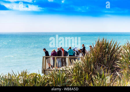 TAURANGA BAY, NEUSEELAND - Oktober 16, 2018: Menschen auf der Aussichtsplattform. Kopieren Sie Platz für Text Stockfoto