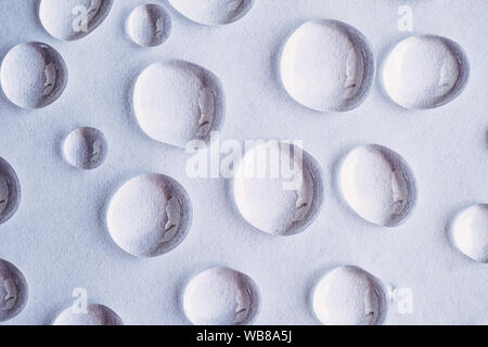 Wassertropfen auf einem weißen Abstrakt Hintergrund, Ansicht von oben Stockfoto