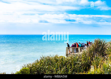 TAURANGA BAY, NEUSEELAND - Oktober 16, 2018: Menschen auf der Aussichtsplattform Stockfoto