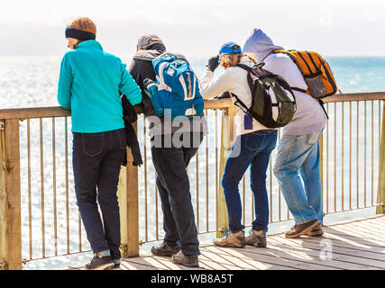 TAURANGA BAY, NEUSEELAND - Oktober 16, 2018: Menschen auf der Aussichtsplattform. Mit selektiven Fokus Stockfoto