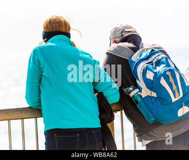 Menschen auf der Aussichtsplattform, Tauranga Bay, Neuseeland. Mit selektiven Fokus Stockfoto