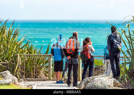 Menschen auf der Aussichtsplattform, Tauranga Bay, Neuseeland. Kopieren Sie Platz für Text Stockfoto