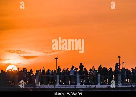 Taipei, Taiwan, 11. August 2019: Sonnenuntergang entlang der Länge der Taipei in Taipei Stadt bekannt als taipeihenge Stockfoto