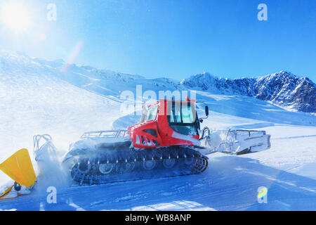 Ratrack Maschine die Piste im Skigebiet Hintertuxer Gletscher im Zillertal in Tirol in Österreich im Winter in den Alpen. Alpine Berge mit Schnee. Ratra Stockfoto