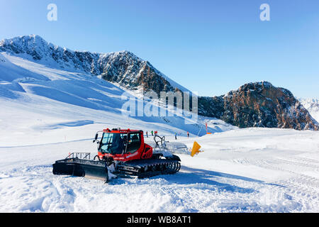 Ratrack Maschine die Piste im Skigebiet Hintertuxer Gletscher im Zillertal in Tirol in Österreich im Winter in den Alpen. Alpine Berge mit Schnee. Ratra Stockfoto