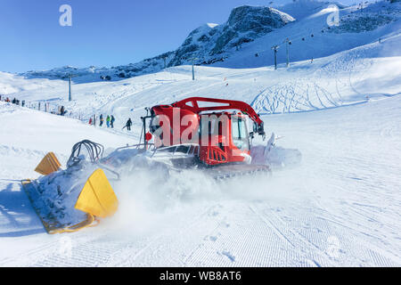 Ratrack Maschine die Piste im Skigebiet Hintertuxer Gletscher im Zillertal in Tirol in Österreich im Winter in den Alpen. Alpine Berge mit Schnee. Ratra Stockfoto