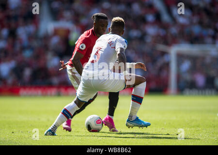 MANCHESTER, England - 24. August: Aaron Wan-Bissaka von Manchester United an schaut während der Premier League Spiel zwischen Manchester United und Crystal Palace im Old Trafford am 24. August 2019 in Manchester, Vereinigtes Königreich. (Foto von Sebastian Frej/MB Medien) Stockfoto