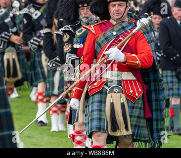 Lonach Sammeln, Schottland - 24.August 2019: Geballte Pipe Bands an der Lonach Treffen in Schottland. Stockfoto