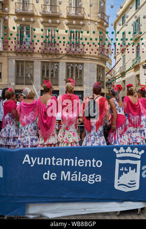 Frauen tragen typische flamenco Kleider. Messe 2019 von Málaga, Andalusien, Spanien. Stockfoto