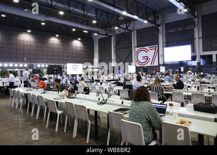 Biarritz, Frankreich. 25 Aug, 2019. Journalisten arbeiten auf dem G7-Gipfel in Biarritz, Frankreich, August 25, 2019. Die Staats- und Regierungschefs von sieben am stärksten industrialisierten Länder der Welt gestartet 45. Gipfel der geteilten Gruppe, durch einen Stapel schwierige Probleme mit den Spannungen hoch auf der Tagesordnung, am Samstag abend im französischen Badeort Biarritz getrübt. Credit: Gao Jing/Xinhua/Alamy leben Nachrichten Stockfoto