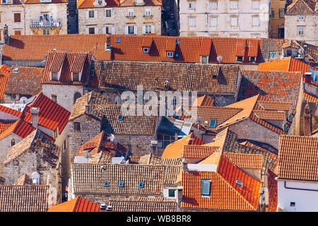 Panoramablick auf die Stadt Hvar mit vielen roten Dächer in Kroatien. Hvar Häuser und Dächer, mediterranen Stadt. Schön gestapelt Häuser in Hvar die Dalma Stockfoto