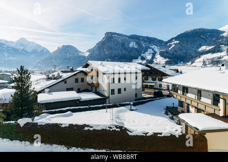 Haus Architektur und Schnee Winterlandschaft an Mayrhofen im Zillertal in Alpen in Tirol in Österreich. Stadthaus Immobilien und Wohnbau bauen Stockfoto