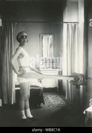 Massage in den 1930er Jahren. Die schwedische Schauspielerin Disa Gillis zeigt die bandmassagegerät und Übung Maschine, zu vibrieren und massieren den Körper. Schweden 1930 Stockfoto