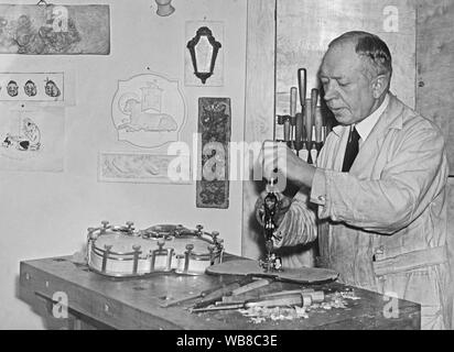Geigenbauer, in den 1930er Jahren. Ein Mann in seiner Werkstatt macht eine Geige. Schweden 1930 Stockfoto
