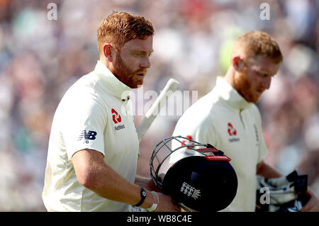 England's Ben Stokes (rechts) und Jonny Bairstow (links) Weg zum Mittagessen am Tag 4 des dritten Asche Test Match in Leeds. Stockfoto