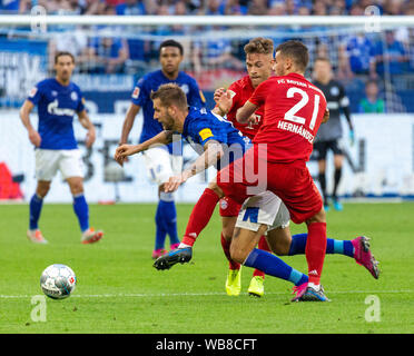 Sport, Fußball, Bundesliga, 2019/2020, FC Schalke 04 gegen FC Bayern München 0-3, Veltins Arena Gelsenkirchen, Szene des Spiels, vor v.l.n.r. Guido Burgstaller (S04), Joshua Kimmich (FCB), Lucas Hernandez (FCB), DFL-Bestimmungen verbieten die Verwendung von Fotografien als BILDSEQUENZEN UND/ODER QUASI-VIDEO Stockfoto