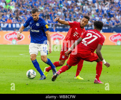 Sport, Fußball, Bundesliga, 2019/2020, FC Schalke 04 gegen FC Bayern München 0-3, Veltins Arena Gelsenkirchen, Szene des Spiels, v.l.n.r. Daniel Caligiuri (S04), Corentin Tolisso (FCB), David Alaba (FCB), DFL-Bestimmungen verbieten die Verwendung von Fotografien als BILDSEQUENZEN UND/ODER QUASI-VIDEO Stockfoto