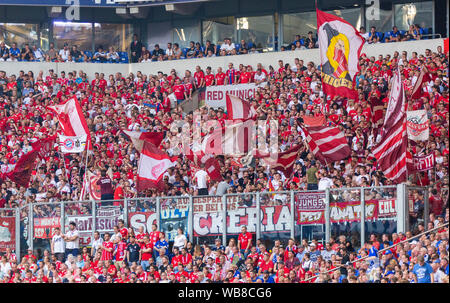 Sport, Fußball, Bundesliga, 2019/2020, FC Schalke 04 gegen FC Bayern München 0-3, Veltins Arena Gelsenkirchen, Besucher, Fußball-Fans des FC Bayern München mit Club Fahnen, DFL-Bestimmungen verbieten die Verwendung von Fotografien als BILDSEQUENZEN UND/ODER QUASI-VIDEO Stockfoto