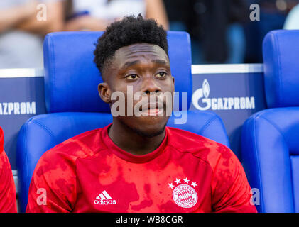 Sport, Fußball, Bundesliga, 2019/2020, FC Schalke 04 gegen FC Bayern München 0-3, Veltins Arena Gelsenkirchen, Spieler, Sitzbank, Alphonso Davies (FCB), DFL-Bestimmungen verbieten die Verwendung von Fotografien als BILDSEQUENZEN UND/ODER QUASI-VIDEO Stockfoto