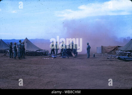 Eine Haubitze Artilleriegeschützen ist an einem Army Base während des Vietnam Krieges im März 1967 entlassen. Stockfoto