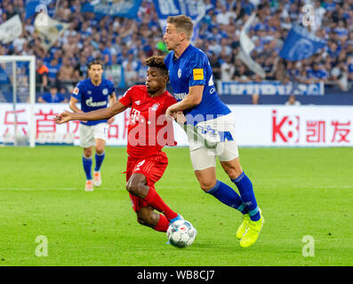 Sport, Fußball, Bundesliga, 2019/2020, FC Schalke 04 gegen FC Bayern München 0-3, Veltins Arena Gelsenkirchen, Szene des Spiels, Kingsley Coman (FCB) links und Bastian Oczipka (S04), DFL-Bestimmungen verbieten die Verwendung von Fotografien als BILDSEQUENZEN UND/ODER QUASI-VIDEO Stockfoto