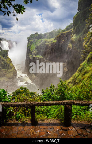 Victoria Falls ist ein beliebtes touristisches Ziel in Afrika an der Grenze zwischen Botswana, Simbabwe und Sambia Stockfoto