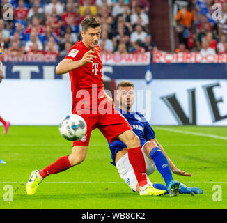 Sport, Fußball, Bundesliga, 2019/2020, FC Schalke 04 gegen FC Bayern München 0-3, Veltins Arena Gelsenkirchen, Szene des Spiels, Robert Lewandowski (FCB) links und Matija Nastasic (S04), DFL-Bestimmungen verbieten die Verwendung von Fotografien als BILDSEQUENZEN UND/ODER QUASI-VIDEO Stockfoto