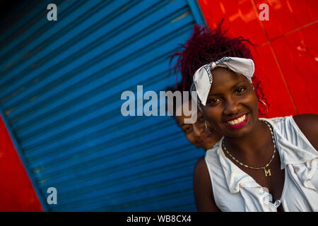 Afro markt anbieter posieren für ein Foto, das Ihre Beziehung, die im Markt der Bazurto in Cartagena, Kolumbien. Stockfoto