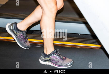 Nahaufnahme Seite Blick auf die Beine, auf eine Tretmühle drinnen. Stockfoto