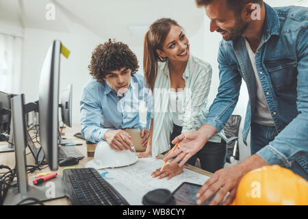Team von drei junge erfolgreiche Architekten diskutieren und arbeitet an einem neuen Projekt im casual Büro. Stockfoto