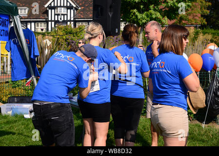 Gräber Park, Sheffield, UK. 25 Aug, 2019. Die große Schritte der Hoffnung Nächstenliebeweg in Gräbern Park, ein 5k Tribut zu Fuß, die Kapital für den Verstand assocuation. Credit: Alamy leben Nachrichten Stockfoto