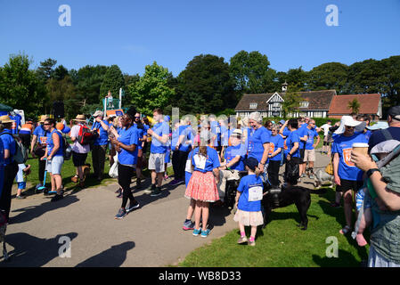 Gräber Park, Sheffield, UK. 25 Aug, 2019. Die große Schritte der Hoffnung Nächstenliebeweg in Gräbern Park, ein 5k Tribut zu Fuß, die Kapital für den Verstand assocuation. Credit: Alamy leben Nachrichten Stockfoto