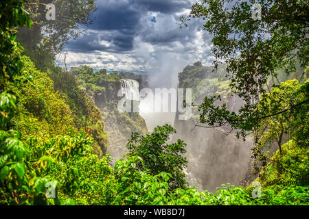 Victoria Falls ist ein beliebtes touristisches Ziel in Afrika an der Grenze zwischen Botswana, Simbabwe und Sambia Stockfoto