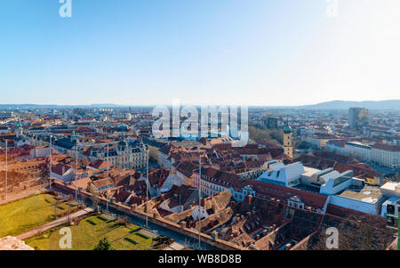 Panoramablick und das Stadtbild mit dem Rathaus am Hauptplatz und Rathausplatz in der Altstadt von Graz in Österreich. Steiermark in Europa. Dachterrasse Blick von Schlo Stockfoto