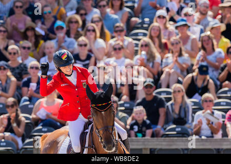 Rotterdam, Niederlande. 25 Aug, 2019. Europameisterschaften, Reitsport, Springreiten, Finale, singles: Deutsche Reiter Simone Blum auf Ihrem Pferd Alice Jubel nach sprang das letzte Hindernis ist. Credit: Rolf Vennenbernd/dpa/Alamy leben Nachrichten Stockfoto