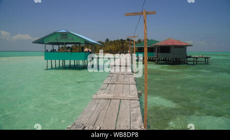 Ein Pier mit hölzernen Lauben auf einer tropischen Insel. Onok Insel, Balabac, Philippinen. Sommer und Reisen Urlaub Begriff Stockfoto