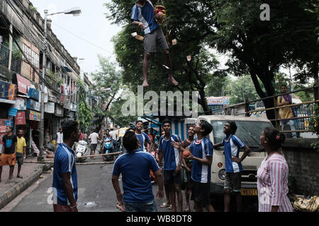 Kolkata, Indien. 24 Aug, 2019. Anhänger von Lord Krishna arrangierte ein Dahi Handi Wettbewerb in der Feier von Lord Krishna Geburtstag. Dahi Handi auch als Utlotsavam Ereignis ist ein Mannschaftssport umfasst ein Container voller Joghurt hängen in der Luft und die Mannschaften haben die Container oder Handi zu brechen. Mannschaften bilden eine menschliche Pyramide und bricht die Container. Das Team der der Container ersten Pausen, gewinnt den Wettbewerb. (Foto durch Jit Chattopadhyay/Pacific Press) Quelle: Pacific Press Agency/Alamy leben Nachrichten Stockfoto