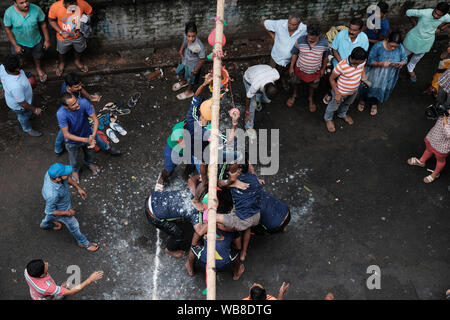 Kolkata, Indien. 24 Aug, 2019. Anhänger von Lord Krishna arrangierte ein Dahi Handi Wettbewerb in der Feier von Lord Krishna Geburtstag. Dahi Handi auch als Utlotsavam Ereignis ist ein Mannschaftssport umfasst ein Container voller Joghurt hängen in der Luft und die Mannschaften haben die Container oder Handi zu brechen. Mannschaften bilden eine menschliche Pyramide und bricht die Container. Das Team der der Container ersten Pausen, gewinnt den Wettbewerb. (Foto durch Jit Chattopadhyay/Pacific Press) Quelle: Pacific Press Agency/Alamy leben Nachrichten Stockfoto