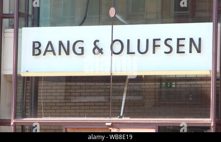 London, Großbritannien. 24 Aug, 2019. High-end-Luxus Dänische consumer electronics Unternehmen Bang & Olufsen hat einen Store unter den Luxusmarken in London's Prestige Einkaufsmöglichkeiten in Knightsbridge. Credit: Keith Mayhew/SOPA Images/ZUMA Draht/Alamy leben Nachrichten Stockfoto