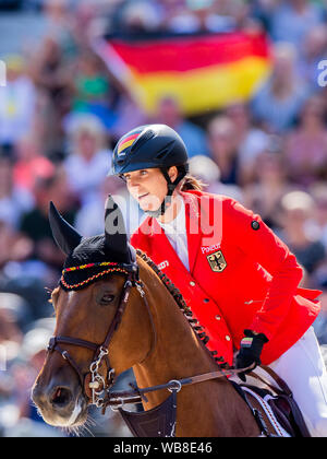 Rotterdam, Niederlande. 25 Aug, 2019. Europameisterschaften, Reitsport, Springreiten, Finale, singles: Deutsche Reiter Simone Blum auf Ihrem Pferd Alice lächelt nach dem Sprung über das letzte Hindernis. Credit: Rolf Vennenbernd/dpa/Alamy leben Nachrichten Stockfoto